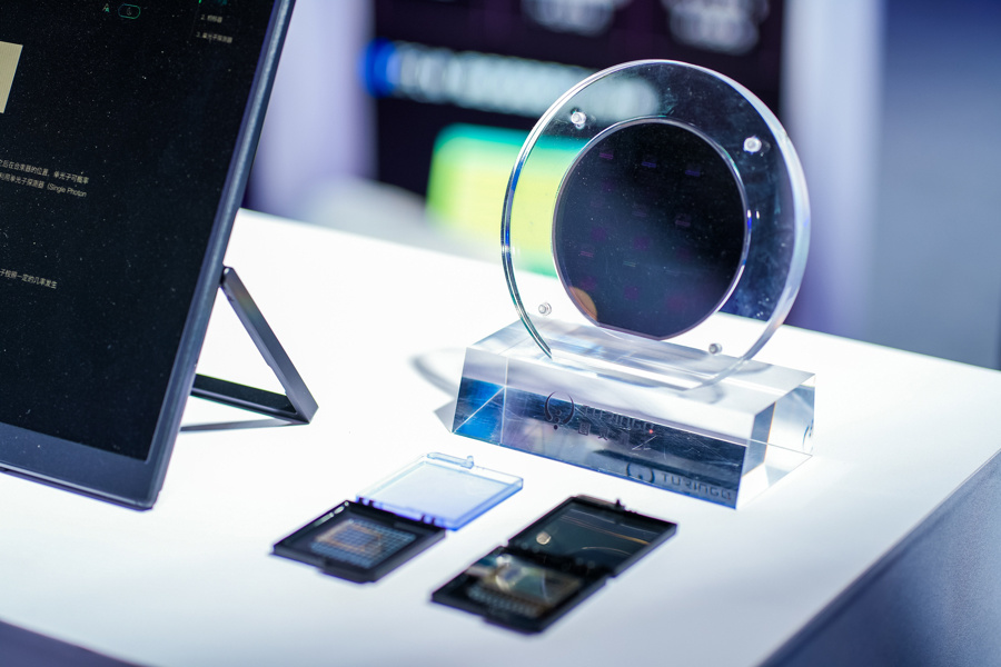 國產(chǎn)新一代光量子計算機(jī)首秀 算力媲美頂尖超算，大小僅如冰箱